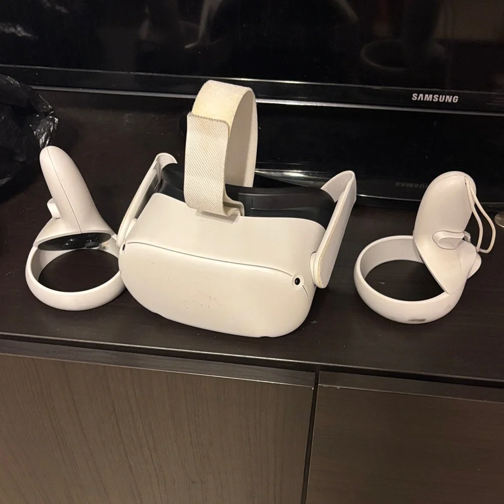 VR Headset with Controllers - White